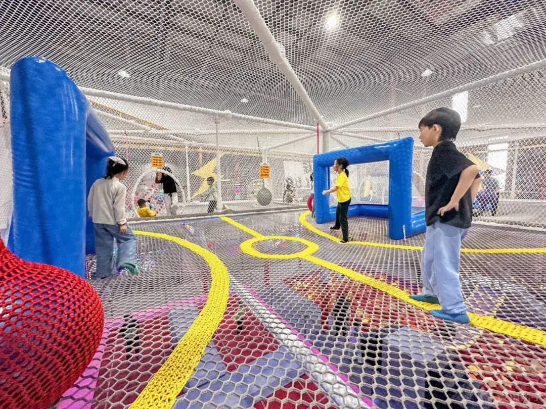 商场中庭“网红”游乐项目——空中魔网